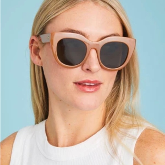 🧡PRICE FIRM! BNWT LE SPECS AIRHEART SUNGLASSES - Picture 3 of 3